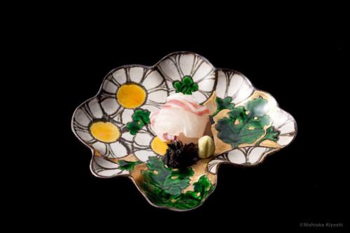 乾山写色絵金彩菊図向付<br>Kenzan utsuhi mukozuke with Chrysanthemum design in overglaze enamels<br>18.8 x 16.8 x h4.3(cm)<br>photograph: NISHIOKA Kiyoshi<br>food presentation: HOSAKA Takanori