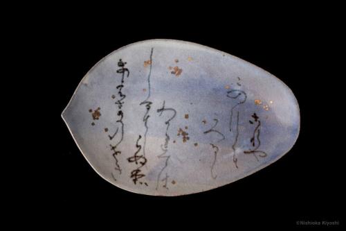 錆絵和歌蓮弁皿<br>Petal-Shaped dish with 31‐syllable Japanese poem in underglaze iron oxide<br>24.5 x 16.4 x h2.8(cm)<br>photograph: NISHIOKA Kiyoshi