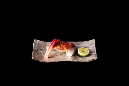 銀彩草紋長四方皿<br>Rectangle dish with grass design in overglaze enamels<br>21.2 x 11.2 x h2.3(cm)<br>photograph: NISHIOKA Kiyoshi<br>food presentation: HOSAKA Takanori
